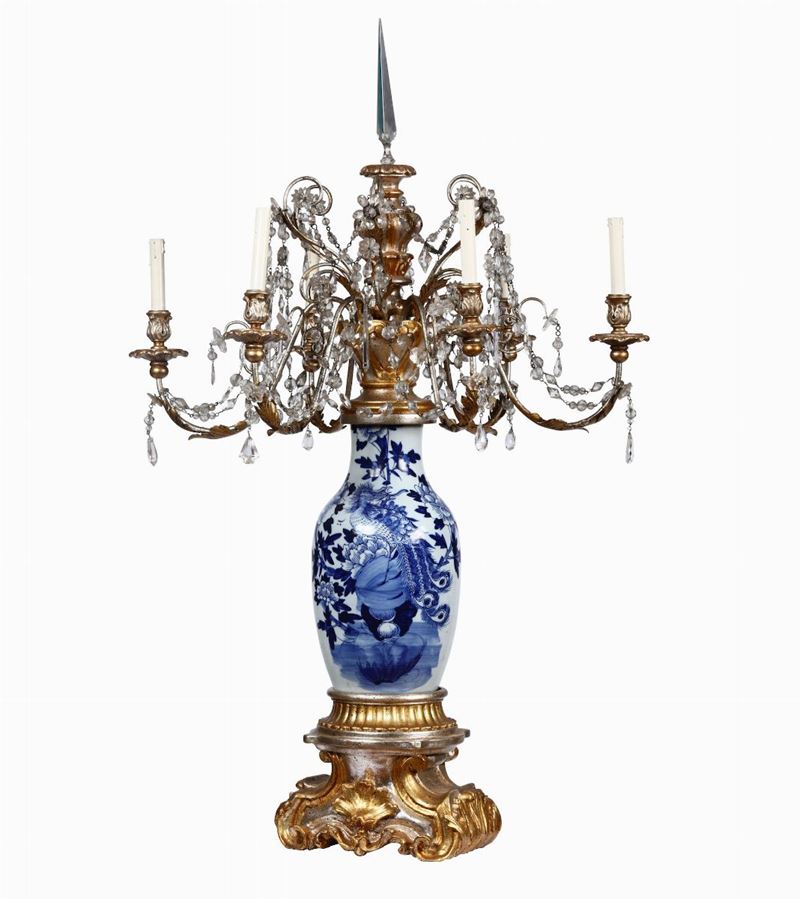 Vaso in porcellana bianca e blu con fenice, decoro floreale e montatura in bronzo dorato, Cina  - Auction Fine Art - Cambi Casa d'Aste