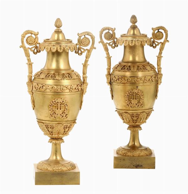 Coppia di vasi biansati in bronzo dorato, XIX secolo