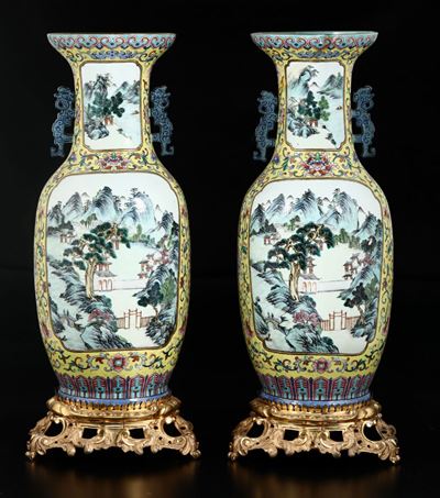 Coppia di Vasi in Porcellana Famiglia Rosa con Montatura in Bronzo Dorato Raffiguranti Scene di V...