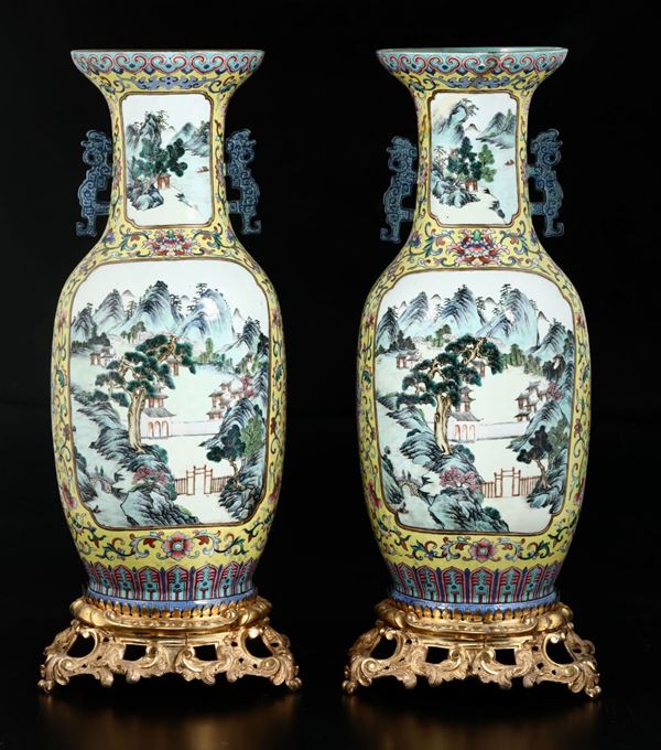 Coppia di vasi in porcellana Famiglia Rosa con montatura in bronzo dorato raffiguranti scene di vita  [..]