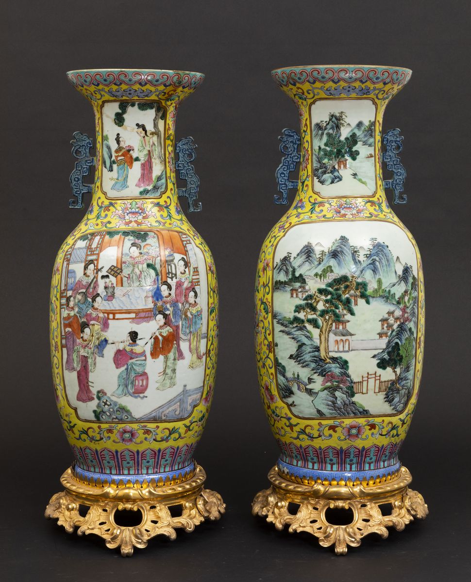 Coppia di Vasi in Porcellana Famiglia Rosa con Montatura in Bronzo Dorato Raffiguranti Scene di V...