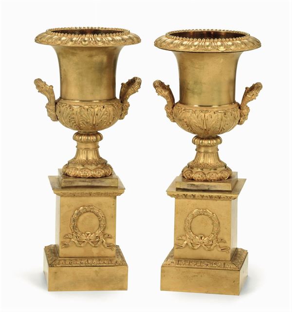 Coppia di vasi “Medici” in bronzo dorato e cesellato, Francia XIX-XX secolo