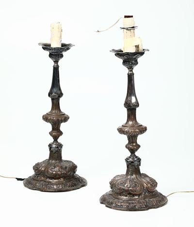 Coppia di Piccoli Vasi Biansati in Bronzo Dorato e Cesellato, XIX-XX Secolo