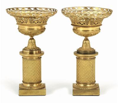 Coppia di Vasi in Bronzo Dorato e Cesellato con Decoro a Traforo, XIX-XX Secolo