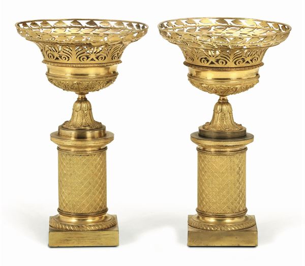 Coppia di vasi in bronzo dorato e cesellato con decoro a traforo, XIX-XX secolo
