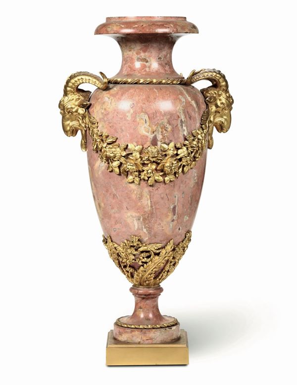Grande vaso in marmo rosa con guarnizioni in bronzo dorato, XIX secolo