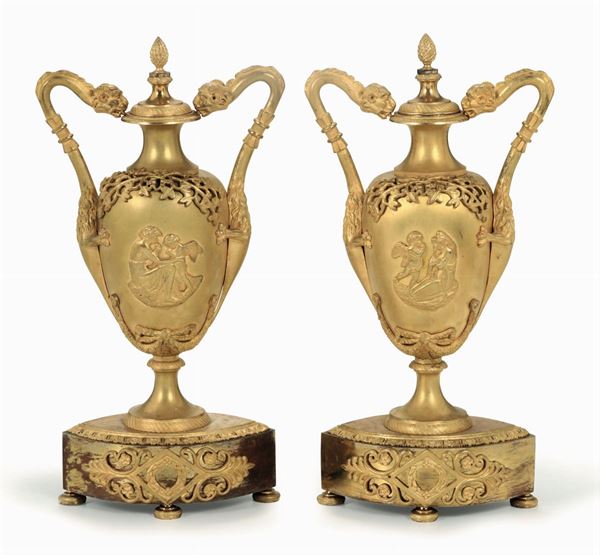 Coppia di vasi biansati in bronzo dorato e cesellato, XIX-XX secolo