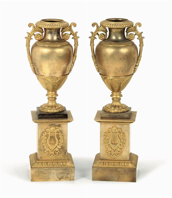 Coppia di vasetti in bronzo dorato e cesellato, XIX-XX secolo