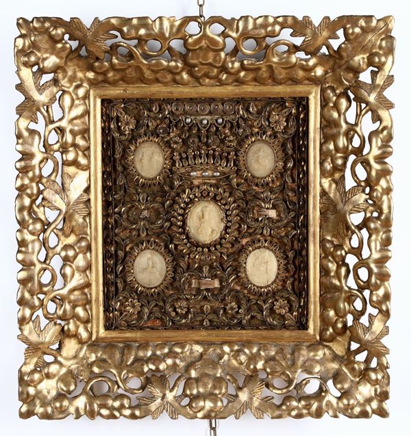 Grande reliquiario in papier-rolle decorato con valve scolpite e perle