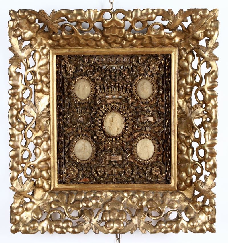 Grande reliquiario in papier-rolle decorato con valve scolpite e perle  - Asta Ceramiche e Antichità - Cambi Casa d'Aste