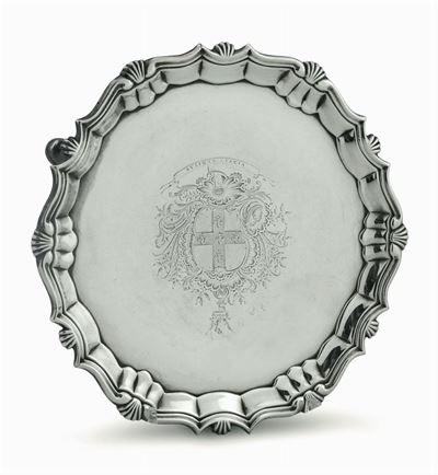 Salver in Argento Fuso, Sbalzato e Cesellato Londra 1742, Argentiere Robert Abercromby