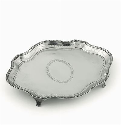 Vassoio Sottoteiera in Argento Fuso e Sbalzato. Londra 1786, Argentiere Edward Jay
