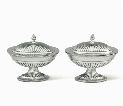 Coppia di Zuccheriere in Argento Fuso, Sbalzato e Cesellato, Londra, 1817, Argentiere Stephen Ada...
