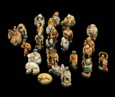 Lotto Composto da Ventinove Netsuke Scolpiti in Avorio Raffiguranti Diversi Soggetti, Giappone, I...