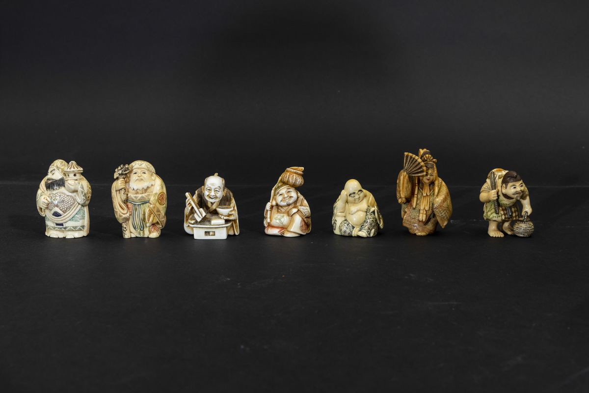 Lotto Composto da Ventinove Netsuke Scolpiti in Avorio Raffiguranti Diversi Soggetti, Giappone, I...
