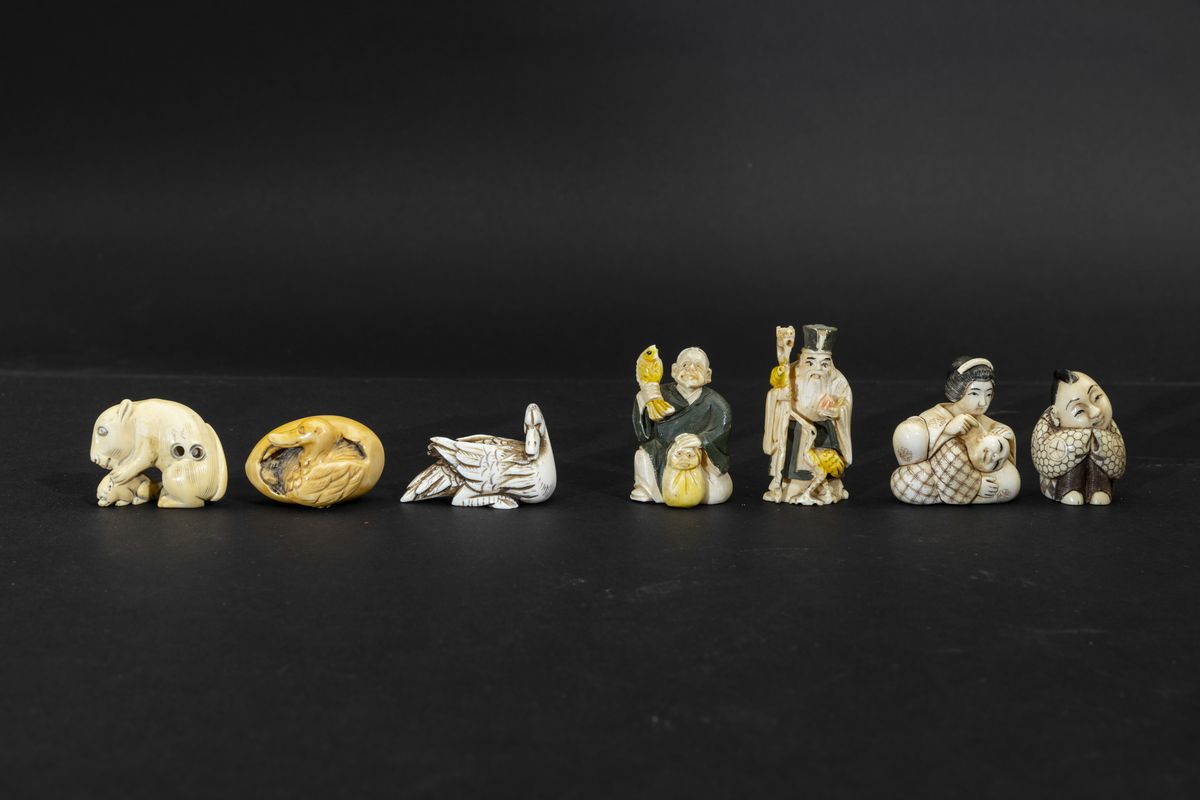 Lotto Composto da Ventinove Netsuke Scolpiti in Avorio Raffiguranti Diversi Soggetti, Giappone, I...