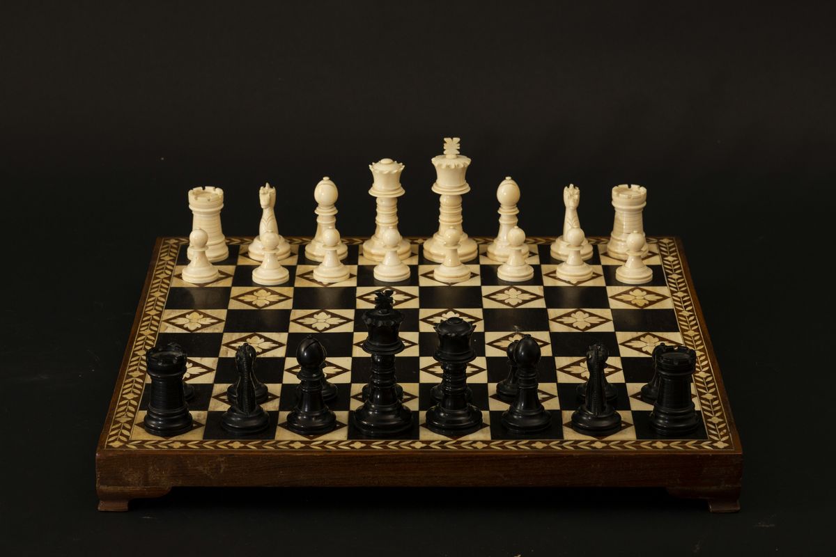 Scacchiera in Legno e Avorio, Cina, Inizi XX Secolo