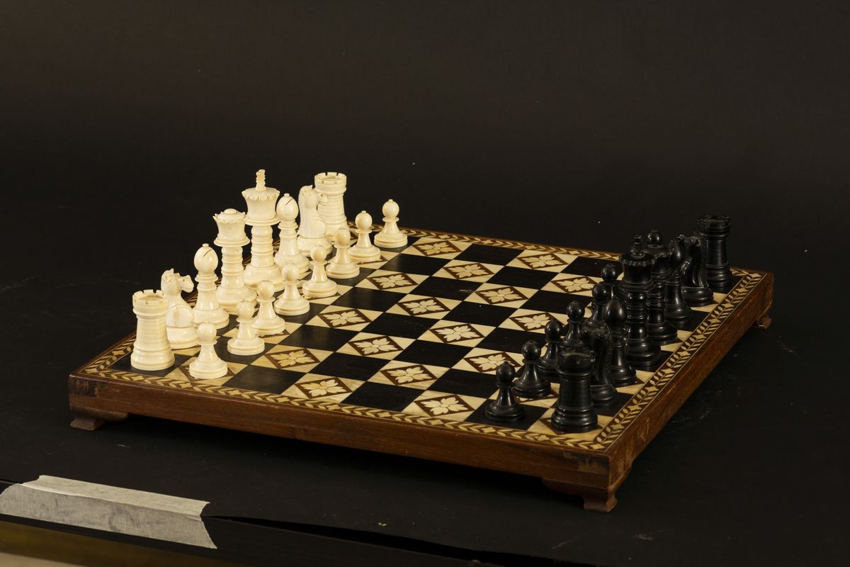 Scacchiera in Legno e Avorio, Cina, Inizi XX Secolo