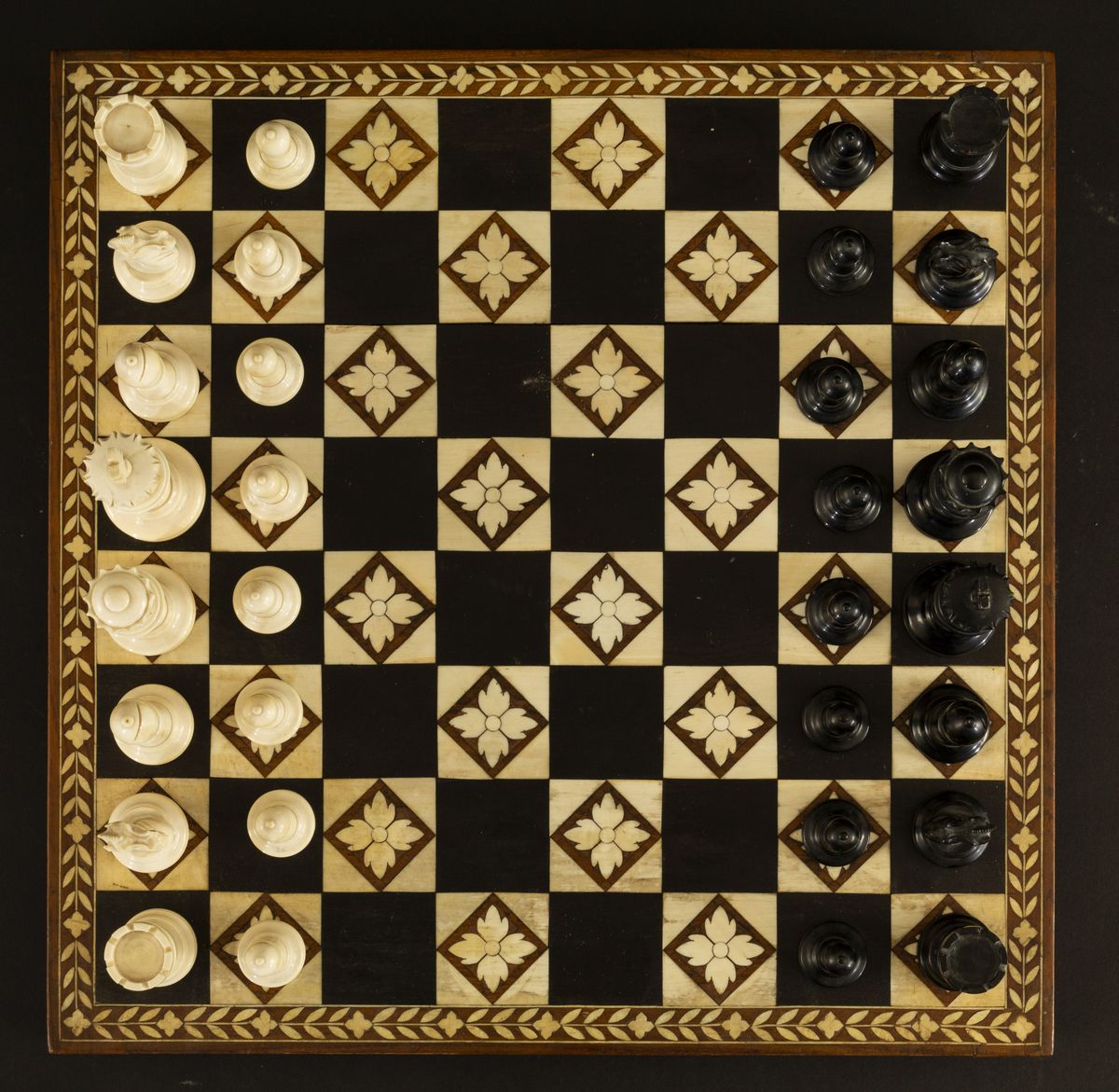 Scacchiera in Legno e Avorio, Cina, Inizi XX Secolo