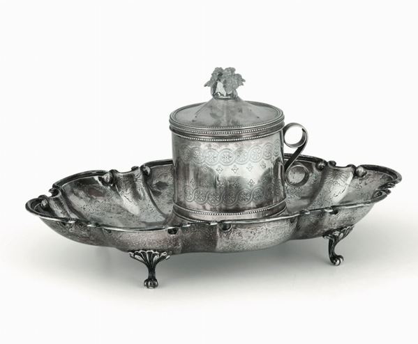 Insieme in argento composto da scatola porta tè e centrotavola sagomato, Italia XX secolo