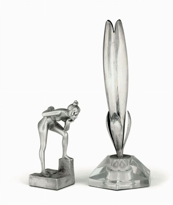 Insieme in argento composto da scultura raffigurante figura femminile e vaso portafiore con base in vetro molato, Italia XX secolo