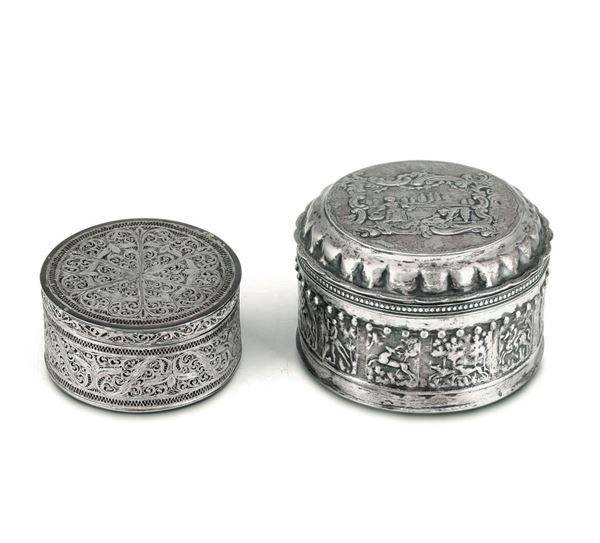 Due scatole circolari in argento di cui una in filigrana e una con figure, manifatture diverse del XIX secolo