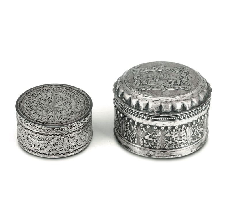 Due scatole circolari in argento di cui una in filigrana e una con figure, manifatture diverse del XIX secolo  - Asta Antiquariato - Cambi Casa d'Aste