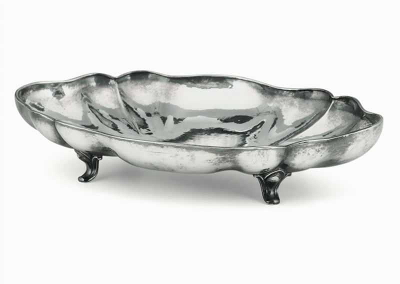 Centrotavola ovale sagomato in argento fuso, Germania XX secolo  - Asta Antiquariato - Cambi Casa d'Aste