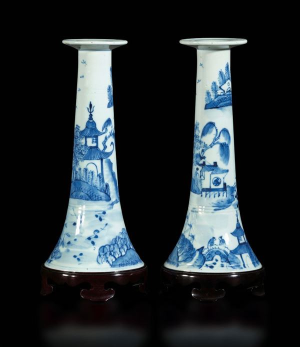 Coppia di candelieri in porcellana bianca e blu con raffigurazioni di paesaggio con personaggi e pagode, Cina, XX secolo