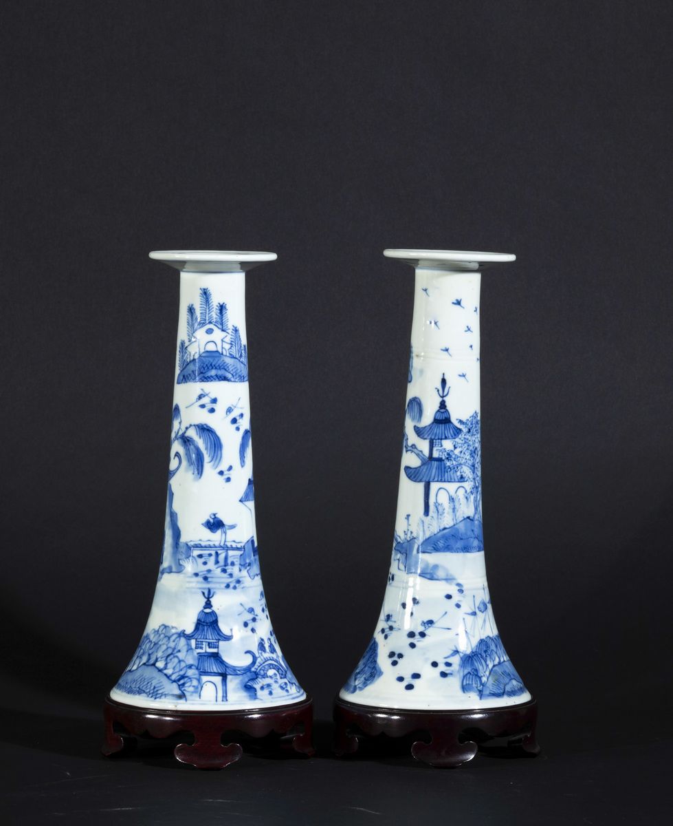 Coppia di Candelieri in Porcellana Bianca e Blu con Raffigurazioni di Paesaggio con Personaggi e ...