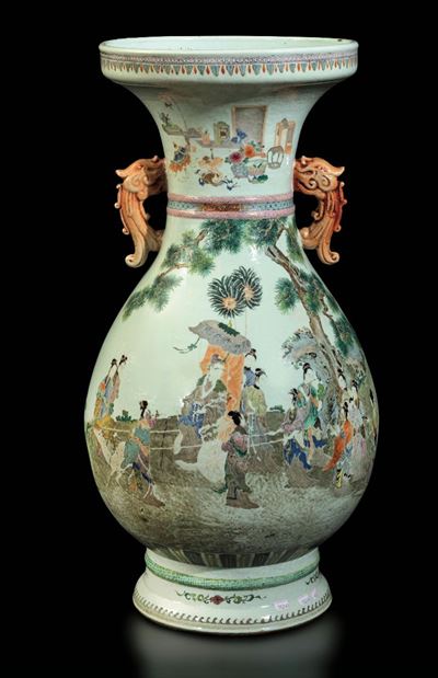 Grande Vaso in Porcellana a Smalti Policromi Raffigurante Cerimoniale Imperiale e Anse a Foggia d...
