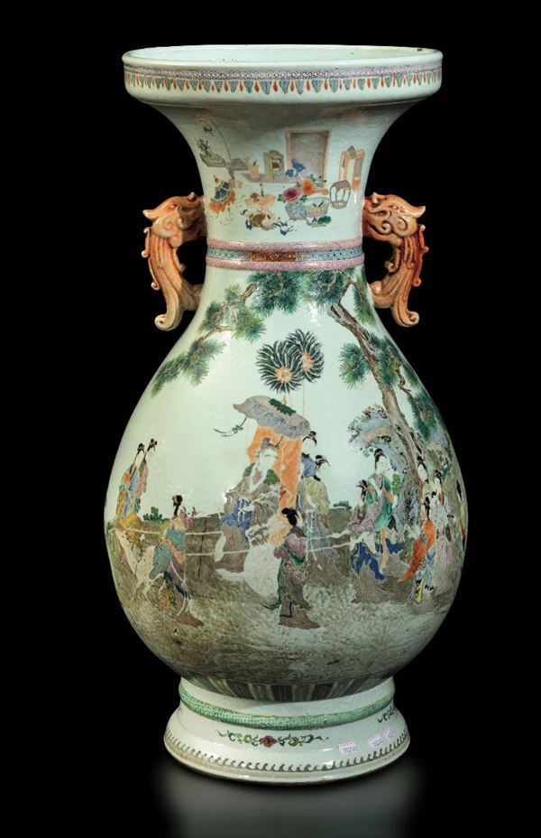 Grande vaso in porcellana a smalti policromi raffigurante cerimoniale imperiale e anse a foggia di testa di drago, Cina, Dinastia Qing, epoca Daoguang (1821-1850)