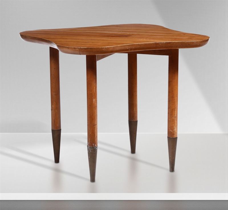 Tavolo in legno con puntali in ottone.  - Auction Design - Cambi Casa d'Aste