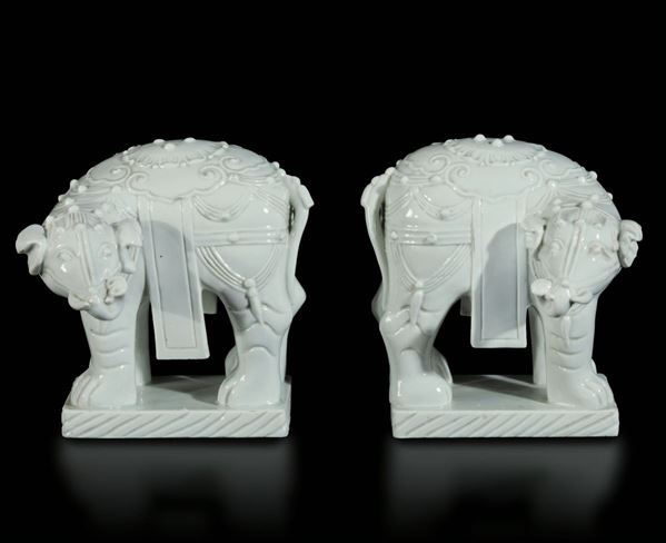 Two porcelain bookends, China, Qing Dynasty
