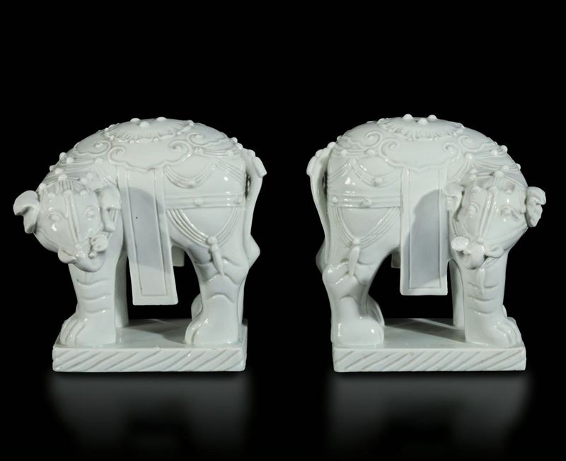 Two porcelain bookends, China, Qing Dynasty  - Auction Fine Chinese Works of Art - Cambi Casa d'Aste