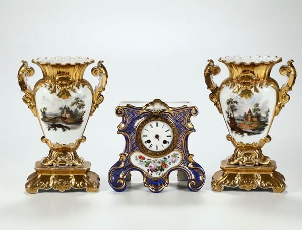 Trittico da camino in porcellana composto da orologio e coppia di vasi biansati, Francia XIX secolo