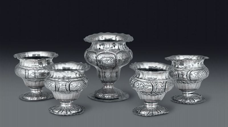 Insieme di cinque vasetti in argento con decori a volute, XX secolo  - Auction Fine Art - Cambi Casa d'Aste