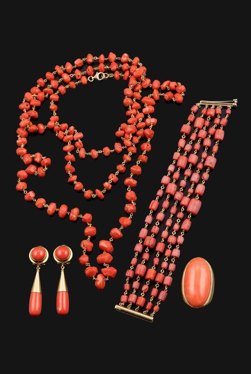 Lotto composto da un girocollo, un bracciale, un paio di orecchini pendenti ed un anello  - Asta Fine Coral Jewels - I - Cambi Casa d'Aste