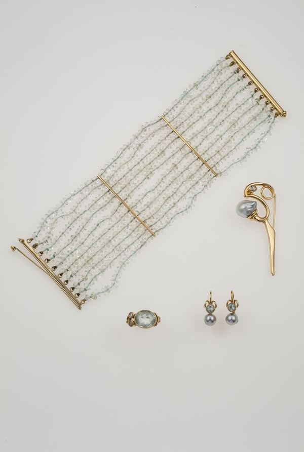 Lotto composto da un bracciale ed un anello con acquamarina ed una spilla ed un paio di orecchini con perle
