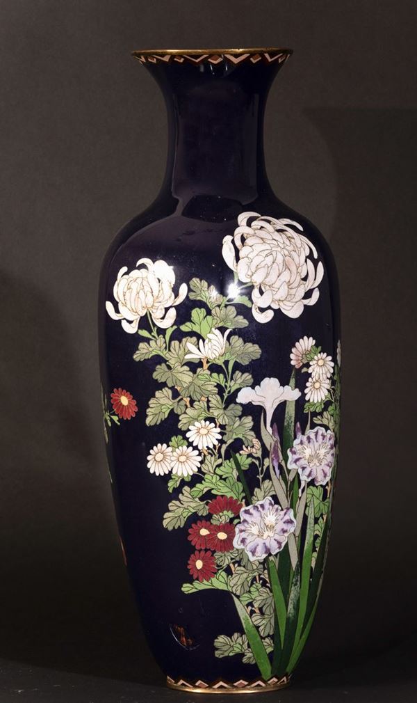 Grande vaso con decoro floreale a smalti su fondo blu, Giappone, periodo Meiji (1868-1912)