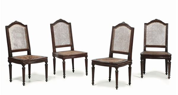 Quattro sedie Luigi XVI in noce intagliato, fine XVIII secolo