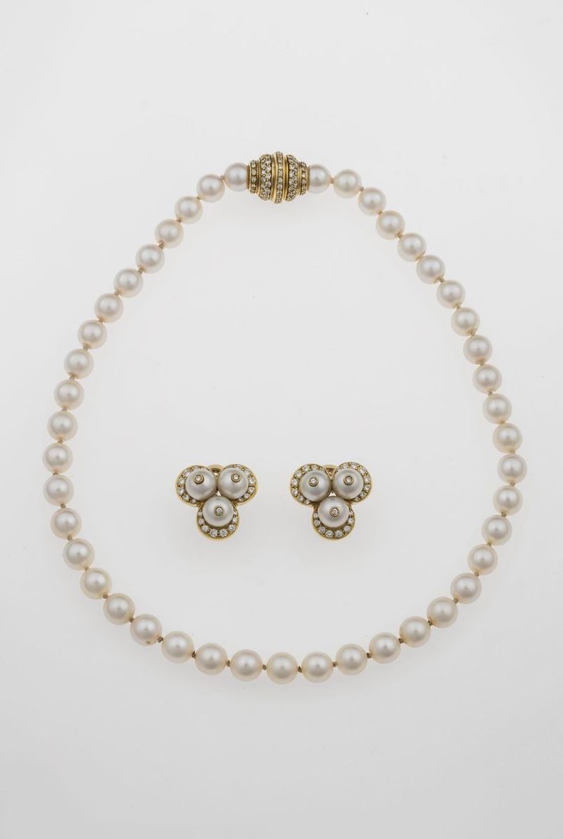 Demi-parure composta da girocollo ed orecchini con perle coltivate e diamanti  - Asta Gioielli - Cambi Casa d'Aste