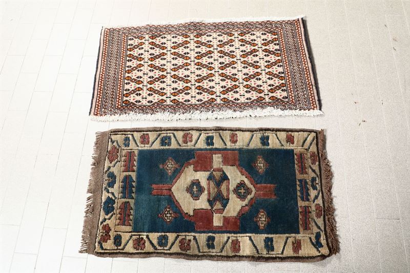 Lotto di due tappeti meta XX secolo  - Auction Furniture - Cambi Casa d'Aste