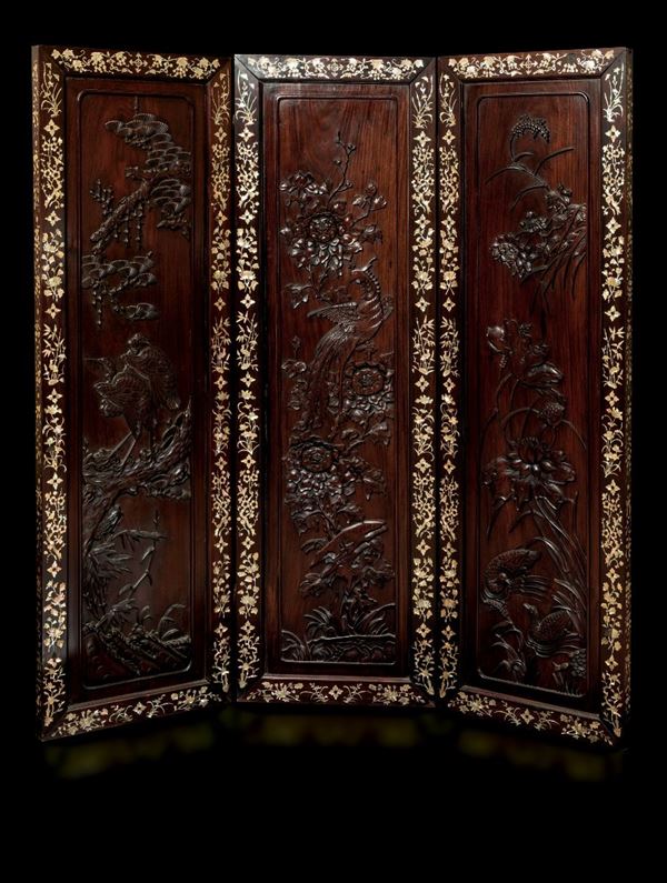 Paravento a tre ante in legno di Homu con raffigurazioni naturalistiche a rilevo e decori floreali in madreperla, Cina, Dinastia Qing, XX secolo