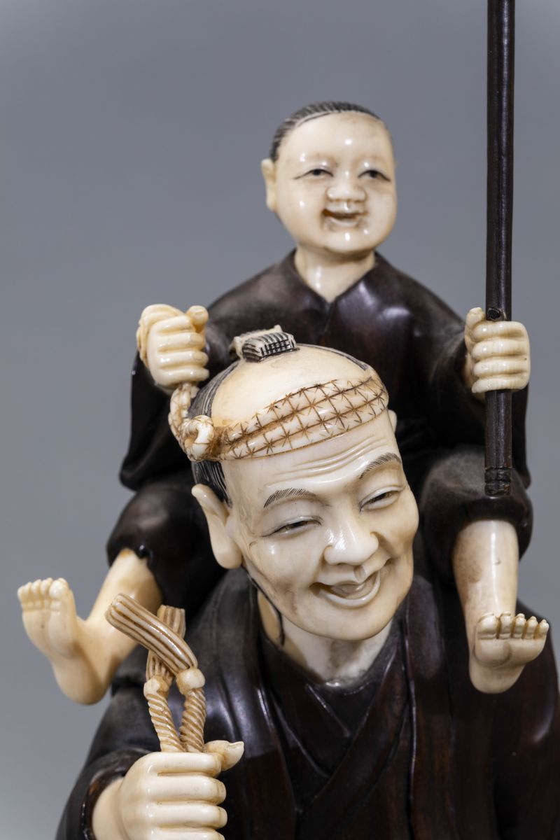 Coppia di Sculture Raffiguranti Personaggio Seduto su Cane di Pho e Uomo con Bambino in Legno e A...