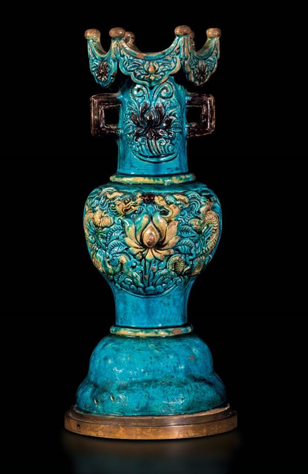Elemento in grès a smalti policromi sui toni del celeste e decori floreali a rilievo, Cina, Dinastia Ming (XIV-XVII secolo)