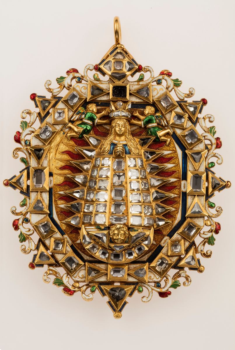 Pendente Raffigurante la Madonna di Loreto in Oro, Oro Zecchino, Smalti Policromi e Rose D'olanda
