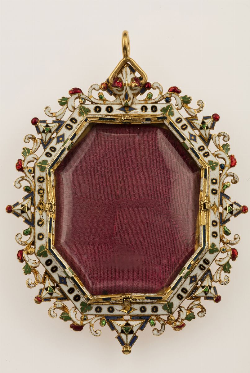 Pendente Raffigurante la Madonna di Loreto in Oro, Oro Zecchino, Smalti Policromi e Rose D'olanda