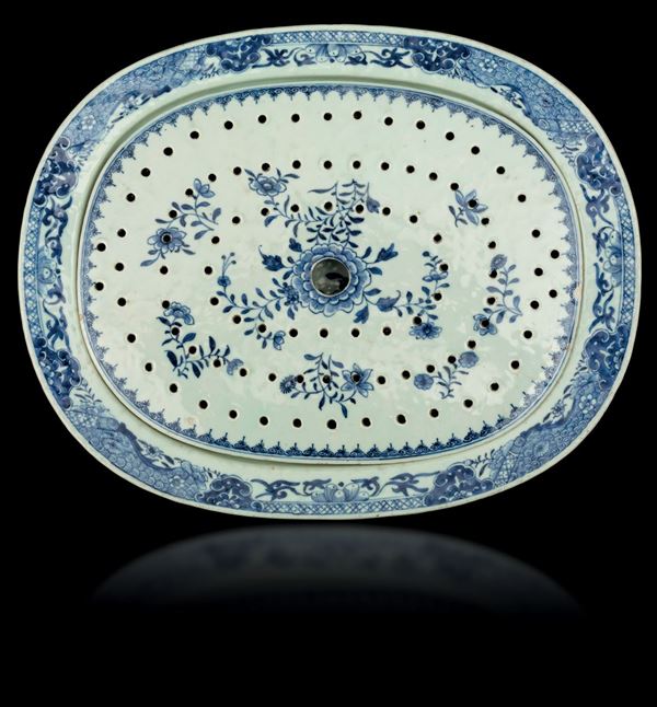 Portavivande ovale in porcellana bianca e blu con decoro floreale sui toni del blu, Cina, Dinastia Qing, epoca Qianlong (1736-1796)