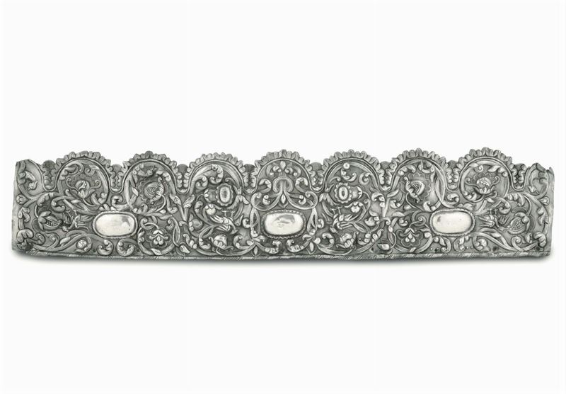 Grande fregio in argento fuso, sbalzato e cesellato arte coloniale del XVIII-XIX secolo  - Asta Argenti da Collezione - II - Cambi Casa d'Aste